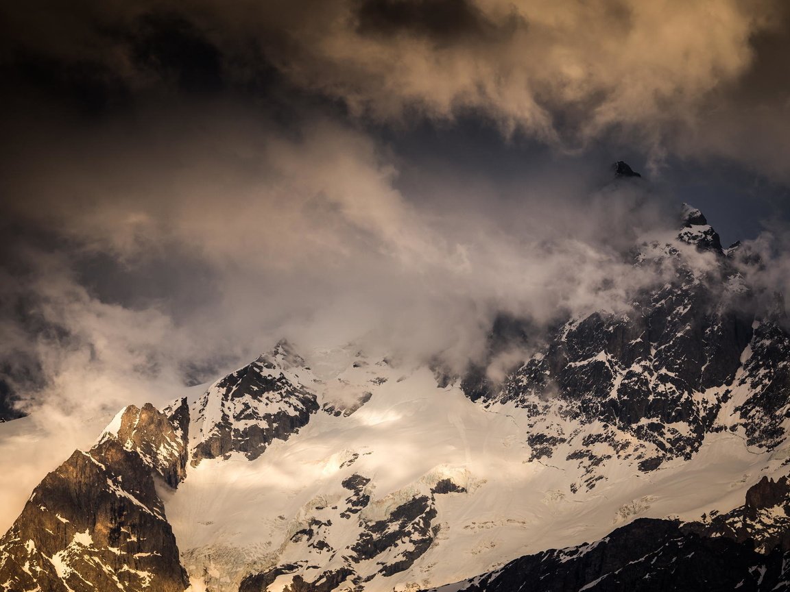 Обои небо, облака, горы, снег, природа, зима, снежные вершины, вершина, the sky, clouds, mountains, snow, nature, winter, snowy peaks, top разрешение 2048x1365 Загрузить