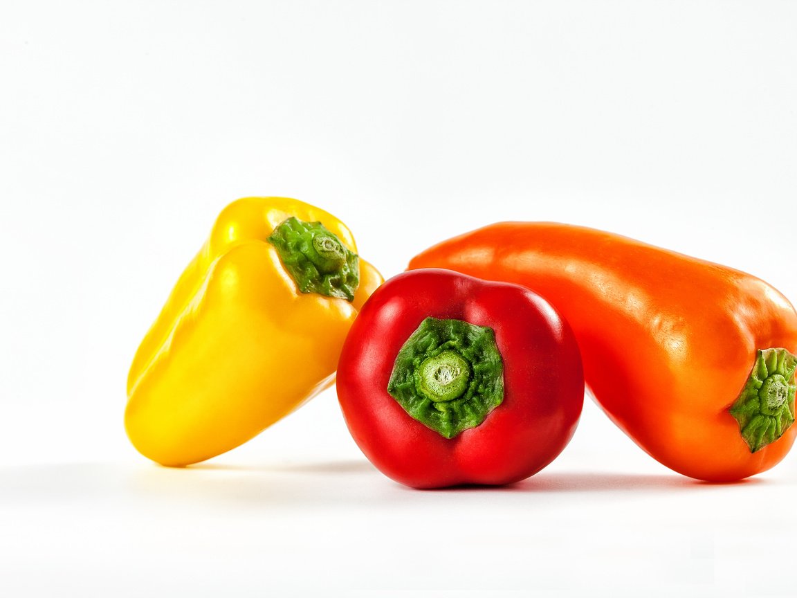 Обои белый фон, овощи, перец, bell peppers, yellow bell pepper, red bell peppers, white background, vegetables, pepper разрешение 2048x1365 Загрузить