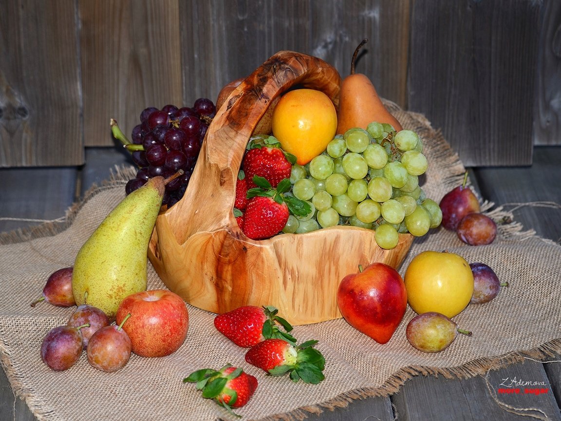 Обои виноград, фрукты, яблоки, клубника, груши, сливы, grapes, fruit, apples, strawberry, pear, plum разрешение 2400x1590 Загрузить