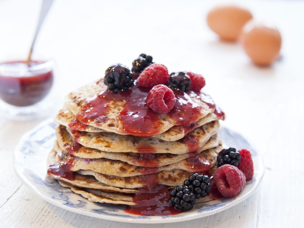 Обои ягоды, блины, соус, berries, pancakes, sauce разрешение 2600x1715 Загрузить