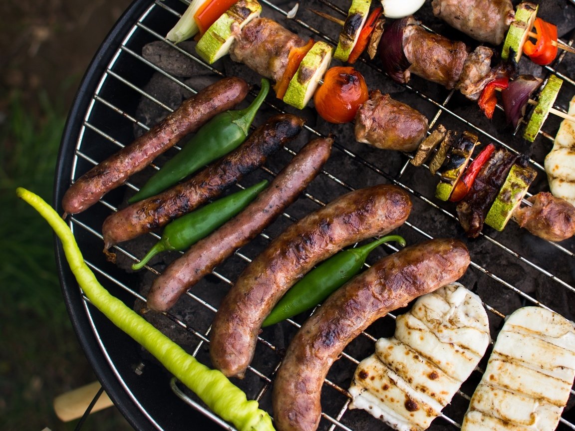 Обои овощи, мясо, гриль, колбаски, шашлыки, vegetables, meat, grill, sausages, kebabs разрешение 2400x1506 Загрузить