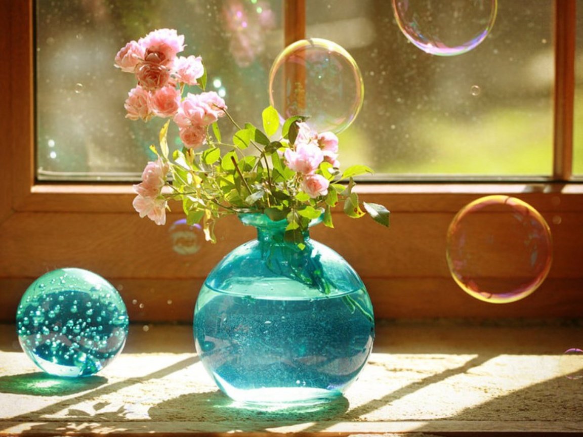 Обои мыльные пузыри, розы, стеклянный шар, пузыри, роз, шар, букет, окно, ваза, голубая, натюрморт, roses, glass globe, bubbles, ball, bouquet, window, vase, blue, still life разрешение 1920x1200 Загрузить