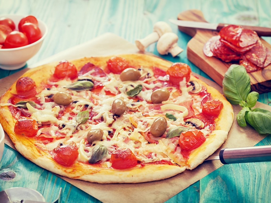 Обои грибы, сыр, колбаса, помидоры, оливки, пицца, брынза, помидорами, быстрое питание, mushrooms, cheese, sausage, tomatoes, olives, pizza, fast food разрешение 2880x1807 Загрузить