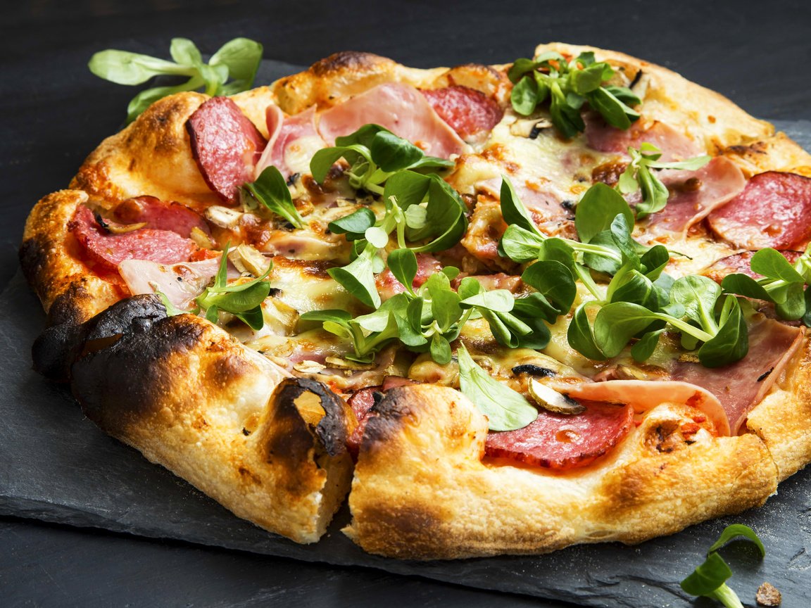 Обои зелень, сыр, колбаса, пицца, брынза, ветчина, быстрое питание, greens, cheese, sausage, pizza, ham, fast food разрешение 4000x2561 Загрузить