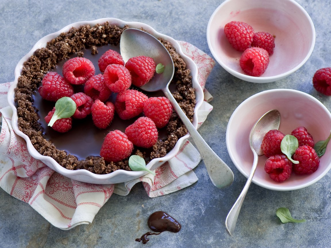 Обои малина, ягоды, шоколад, сладкое, десерт, пирог, ложки, chocolate tart, raspberry, berries, chocolate, sweet, dessert, pie, spoon разрешение 2000x1331 Загрузить