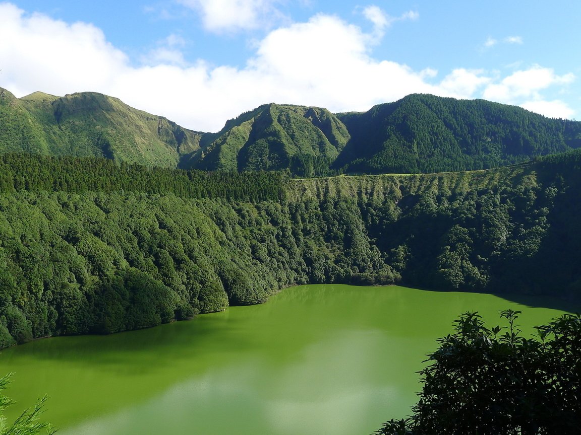 Обои озеро, горы, природа, пейзаж, португалия, азорские острова, lake, mountains, nature, landscape, portugal, azores разрешение 2436x1370 Загрузить