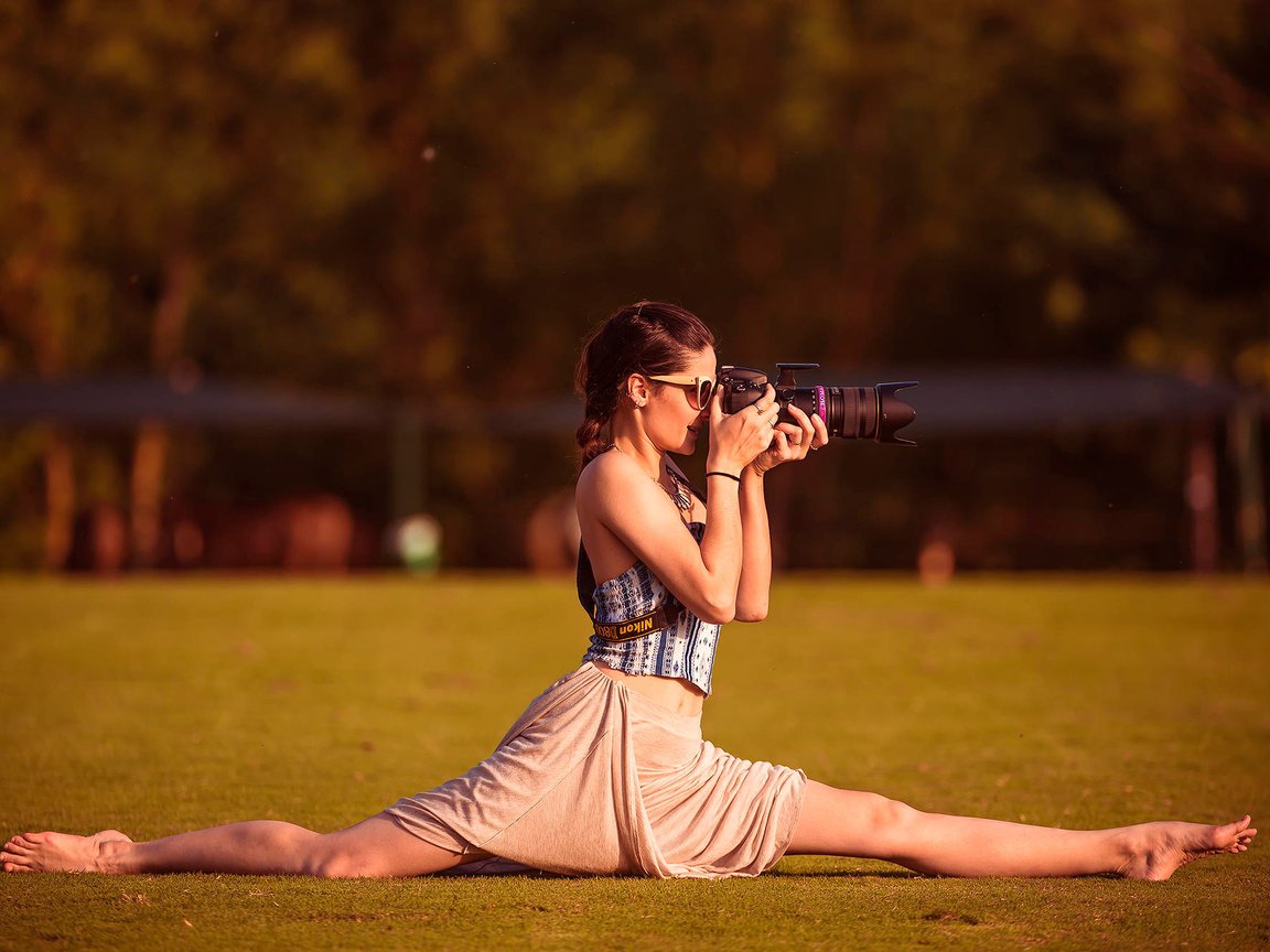 Обои девушка, очки, фотограф, камера, шпагат, girl, glasses, photographer, camera, twine разрешение 2000x1335 Загрузить