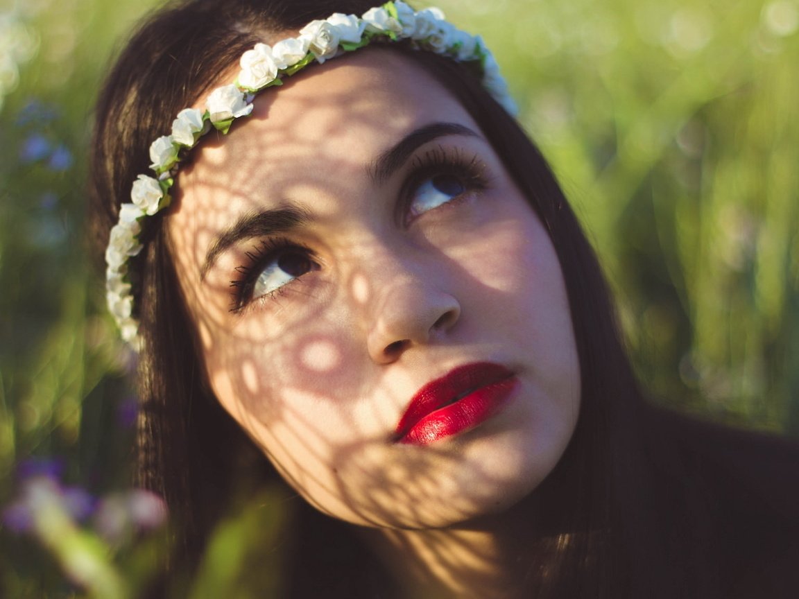 Обои глаза, трава, брюнетка, лицо, крупный план, венок, красные губы, eyes, grass, brunette, face, close-up, wreath, red lips разрешение 2048x1152 Загрузить