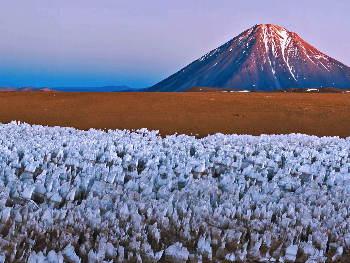 Обои горы, природа, вулкан, чили, боливия, ликанкабур, mountains, nature, the volcano, chile, bolivia, surrounded by разрешение 1920x1080 Загрузить