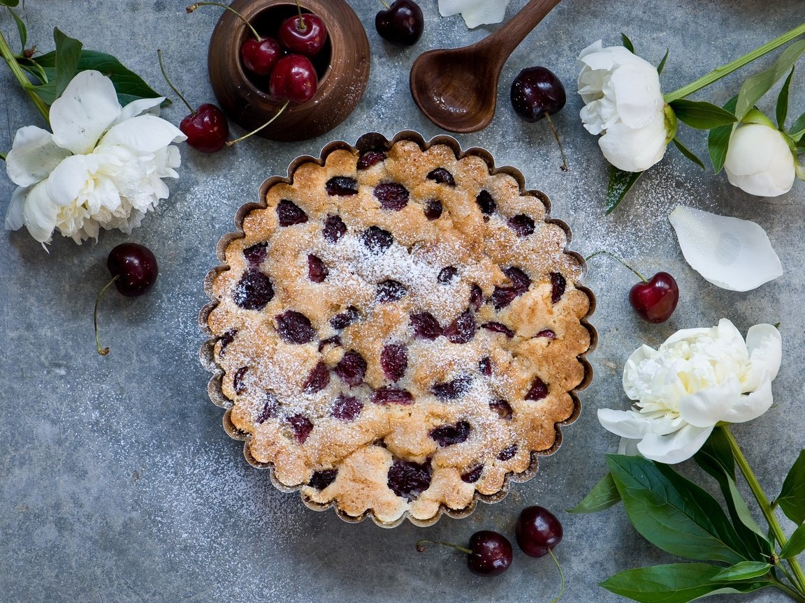 Обои вишня, сладкое, выпечка, пирог, пионы, cherry, sweet, cakes, pie, peonies разрешение 2560x1766 Загрузить