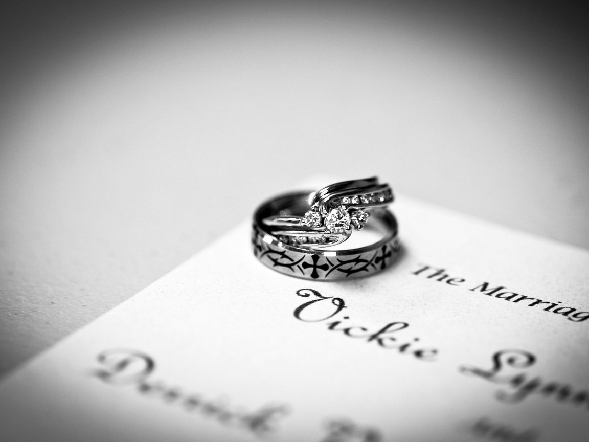 Обои чёрно-белое, кольца, свадьба, украшение, ювелирные изделия, обручальное кольцо, black and white, ring, wedding, decoration, jewelry разрешение 2048x1338 Загрузить