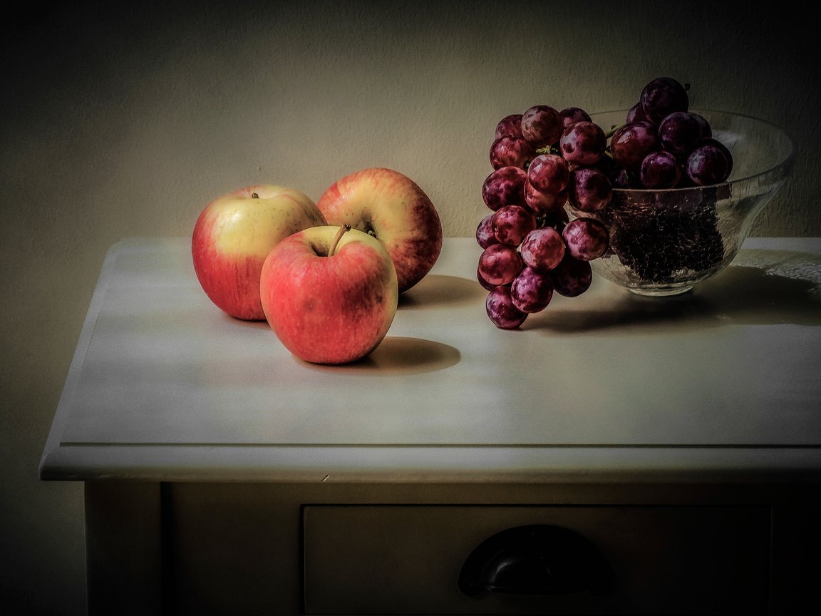 Обои виноград, фрукты, яблоки, стол, ваза, натюрморт, grapes, fruit, apples, table, vase, still life разрешение 4928x3090 Загрузить