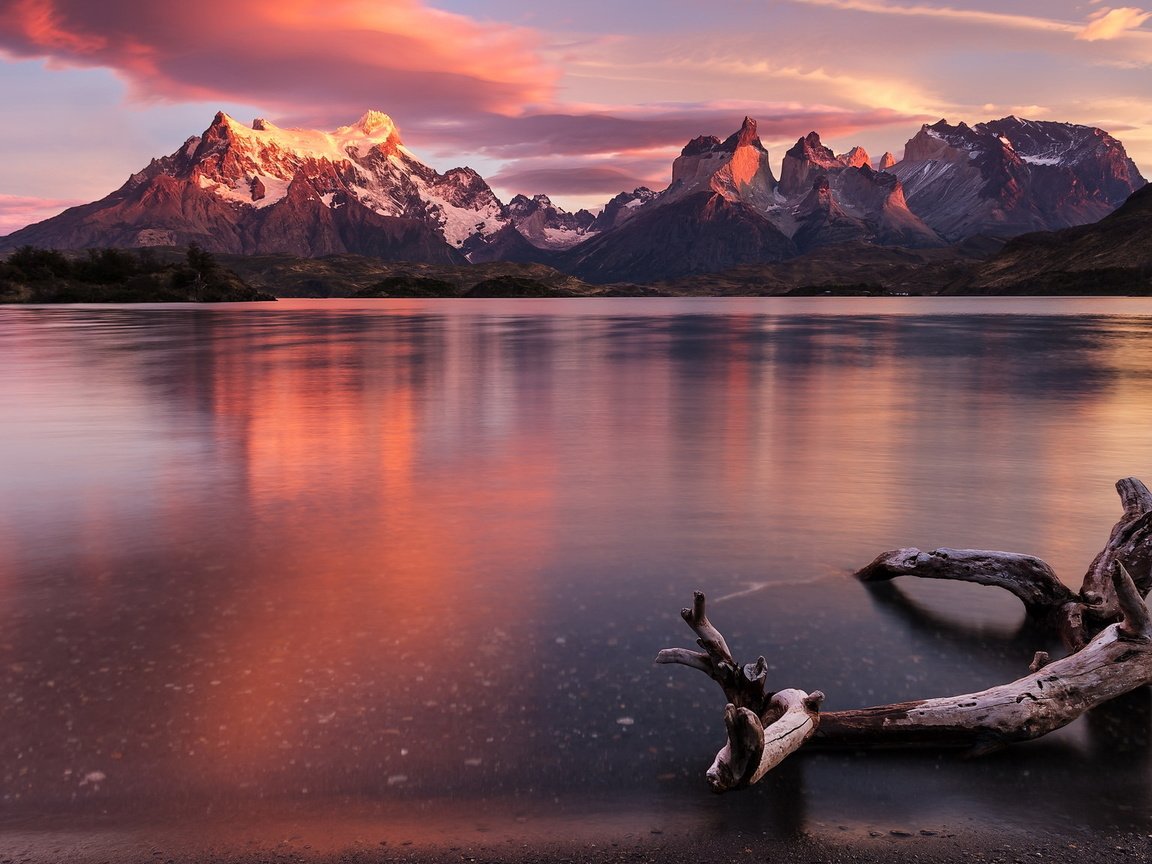 Обои вечер, горы, закат, отражение, пейзаж, водоем, коряга, анды, the evening, mountains, sunset, reflection, landscape, pond, snag, andes разрешение 2048x1152 Загрузить