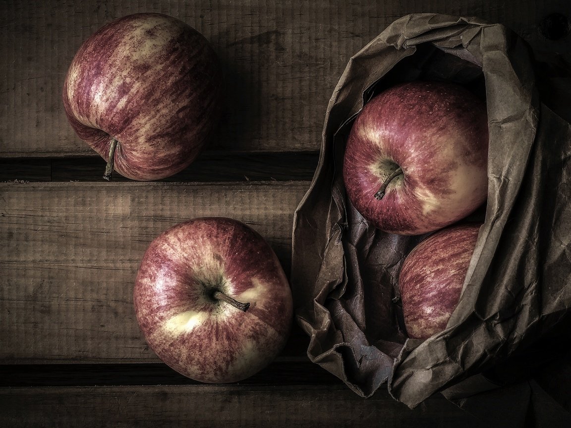 Обои фрукты, яблоки, бумага, доски, пакет, натюрморт, fruit, apples, paper, board, package, still life разрешение 2880x1620 Загрузить