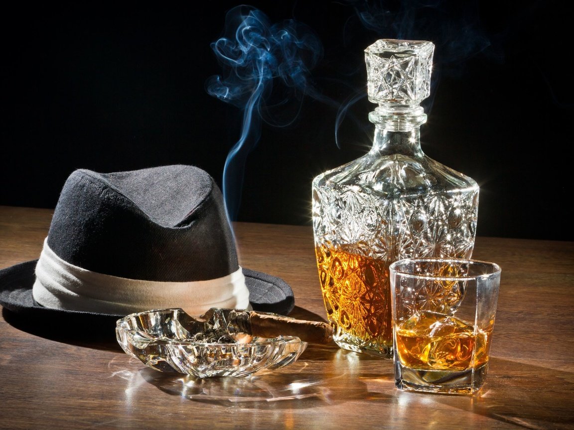 Обои дым, стакан, алкоголь, шляпа, коньяк, сигара, виски, smoke, glass, alcohol, hat, cognac, cigar, whiskey разрешение 2508x1672 Загрузить