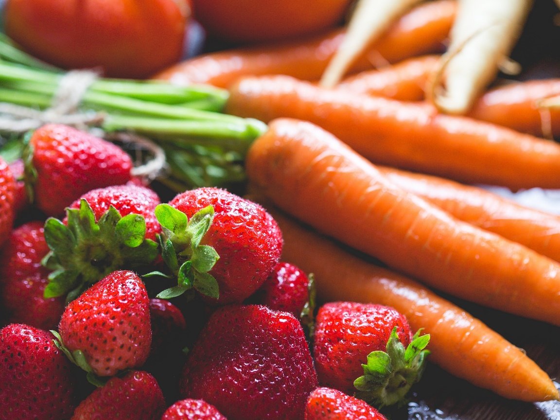 Обои клубника, ягоды, овощи, морковь, strawberry, berries, vegetables, carrots разрешение 2880x1920 Загрузить