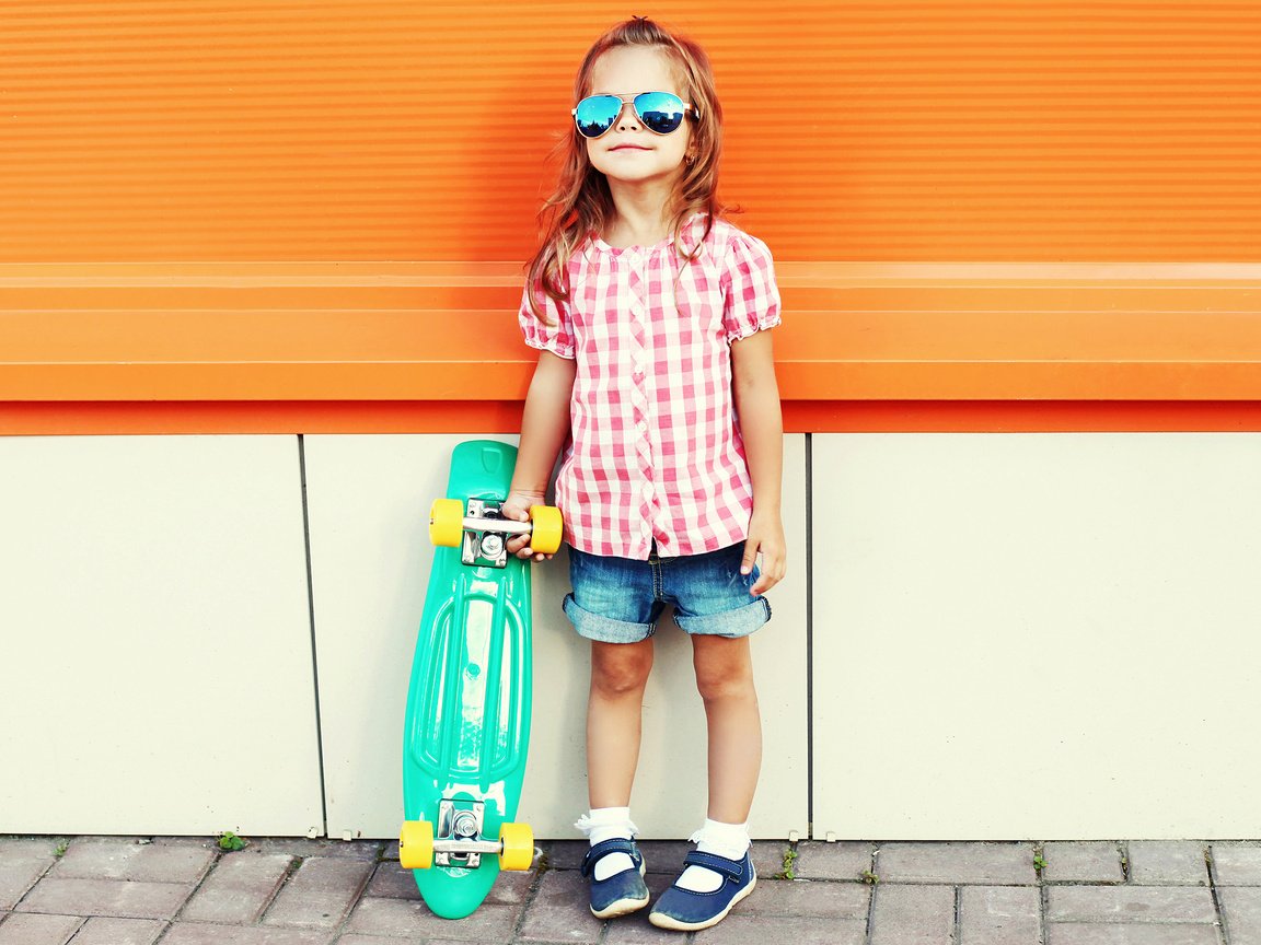 Обои лето, очки, девочка, скейтборд, дитя, little girls, summer, glasses, girl, skateboard, child разрешение 2350x1612 Загрузить