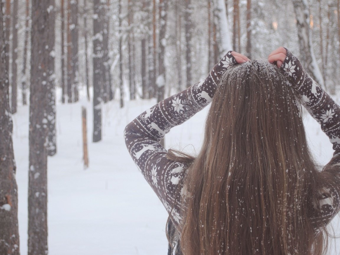 Обои снег, природа, девушка, свитер, длинные волосы, snow, nature, girl, sweater, long hair разрешение 2560x1600 Загрузить