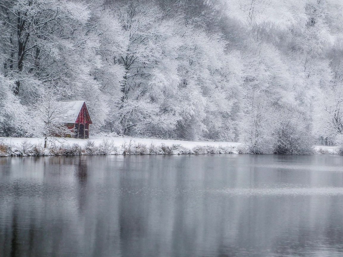 Обои деревья, хижина, вода, река, снег, природа, лес, зима, дом, trees, hut, water, river, snow, nature, forest, winter, house разрешение 2000x1296 Загрузить