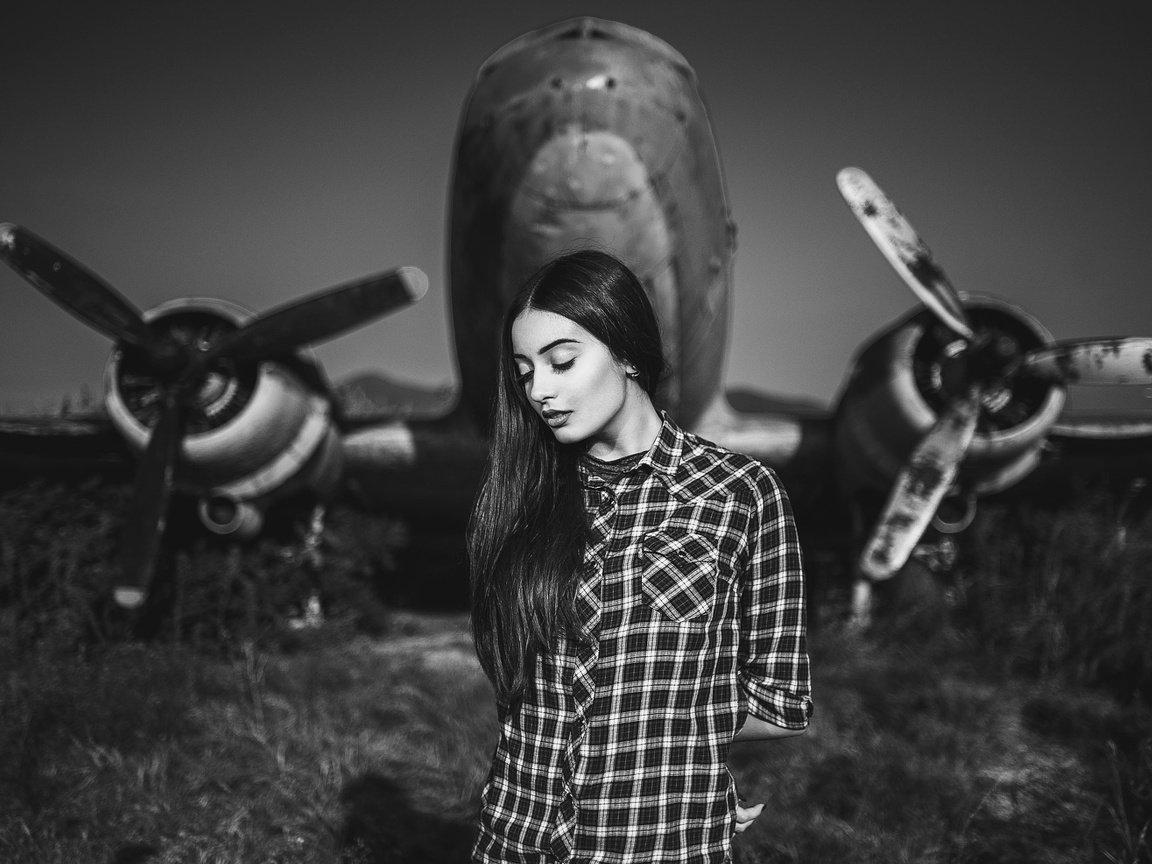 Обои девушка, самолет, портрет, чёрно-белое, рубашка, girl, the plane, portrait, black and white, shirt разрешение 2048x1293 Загрузить