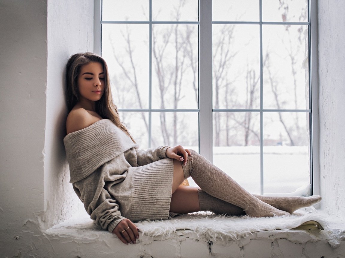 Обои девушка, брюнетка, модель, чулки, окно, girl, brunette, model, stockings, window разрешение 2048x1366 Загрузить