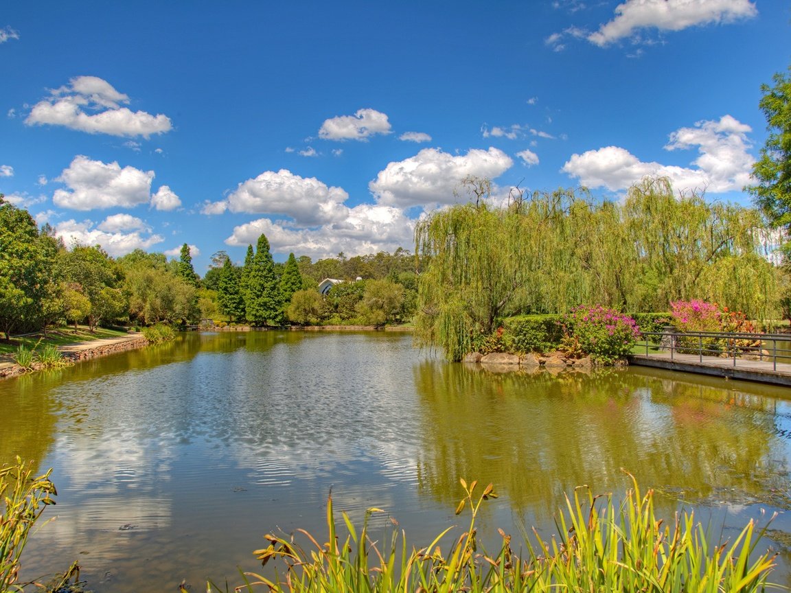 Обои небо, парк, цветы, пруд, трава, островок, австралия, облака, hunter valley gardens, деревья, pokolbin, солнце, зелень, мостик, the sky, park, flowers, pond, island, grass, australia, clouds, trees, the sun, greens, the bridge разрешение 2000x1335 Загрузить