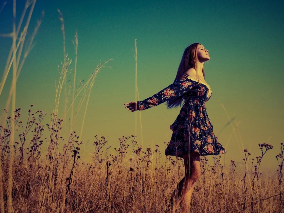 Обои трава, платье, блондинка, поле, модель, свобода, grass, dress, blonde, field, model, freedom разрешение 1920x1080 Загрузить