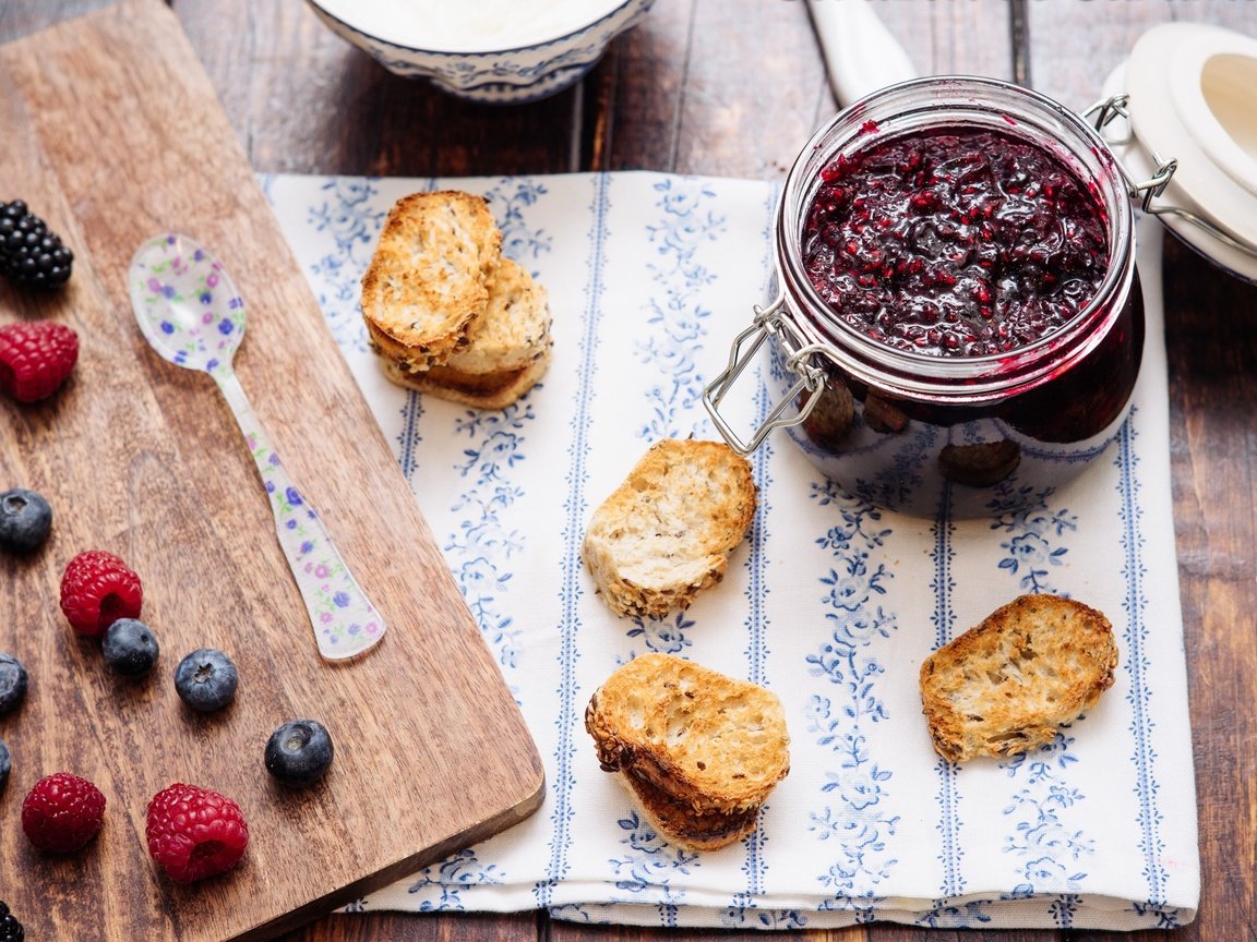 Обои малина, джем, ягоды, черника, варенье, брускетта, raspberry, jam, berries, blueberries, bruschetta разрешение 2048x1366 Загрузить