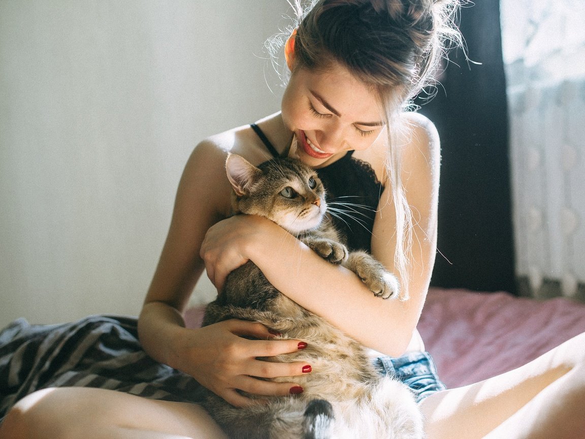 Обои девушка, улыбка, кошка, радость, girl, smile, cat, joy разрешение 2500x1669 Загрузить