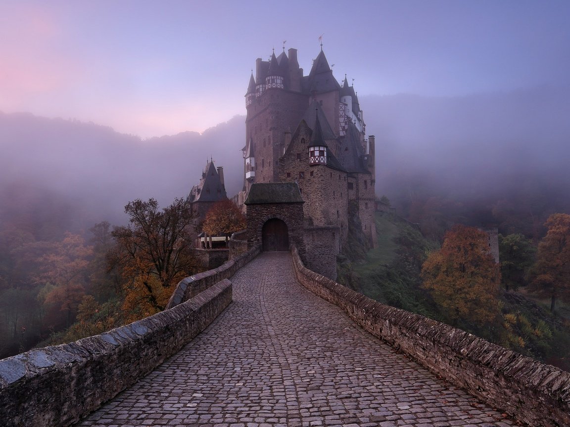 Обои деревья, туман, замок, осень, дымка, германия, эльц, trees, fog, castle, autumn, haze, germany, eltz разрешение 1920x1280 Загрузить