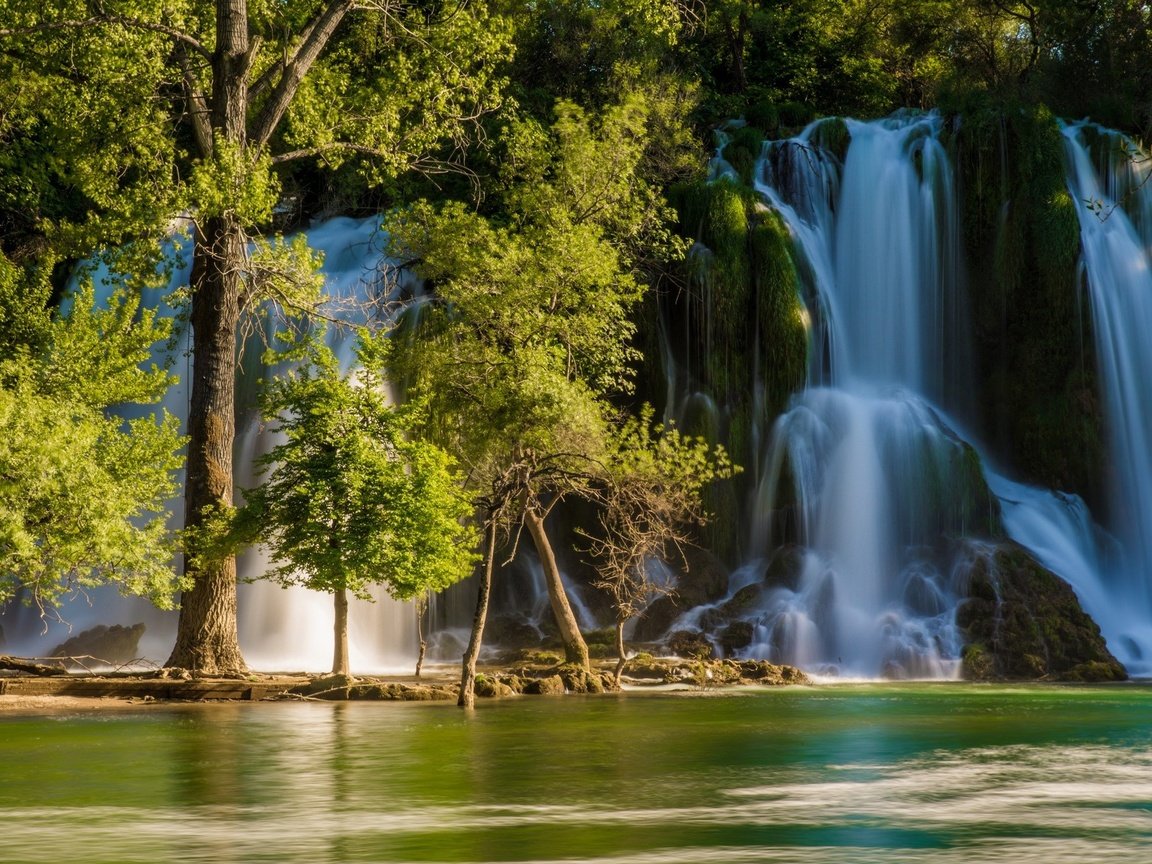 Обои деревья, река, водопад, босния и герцеговина, kravice falls, trebizat river, trees, river, waterfall, bosnia and herzegovina разрешение 2048x1280 Загрузить