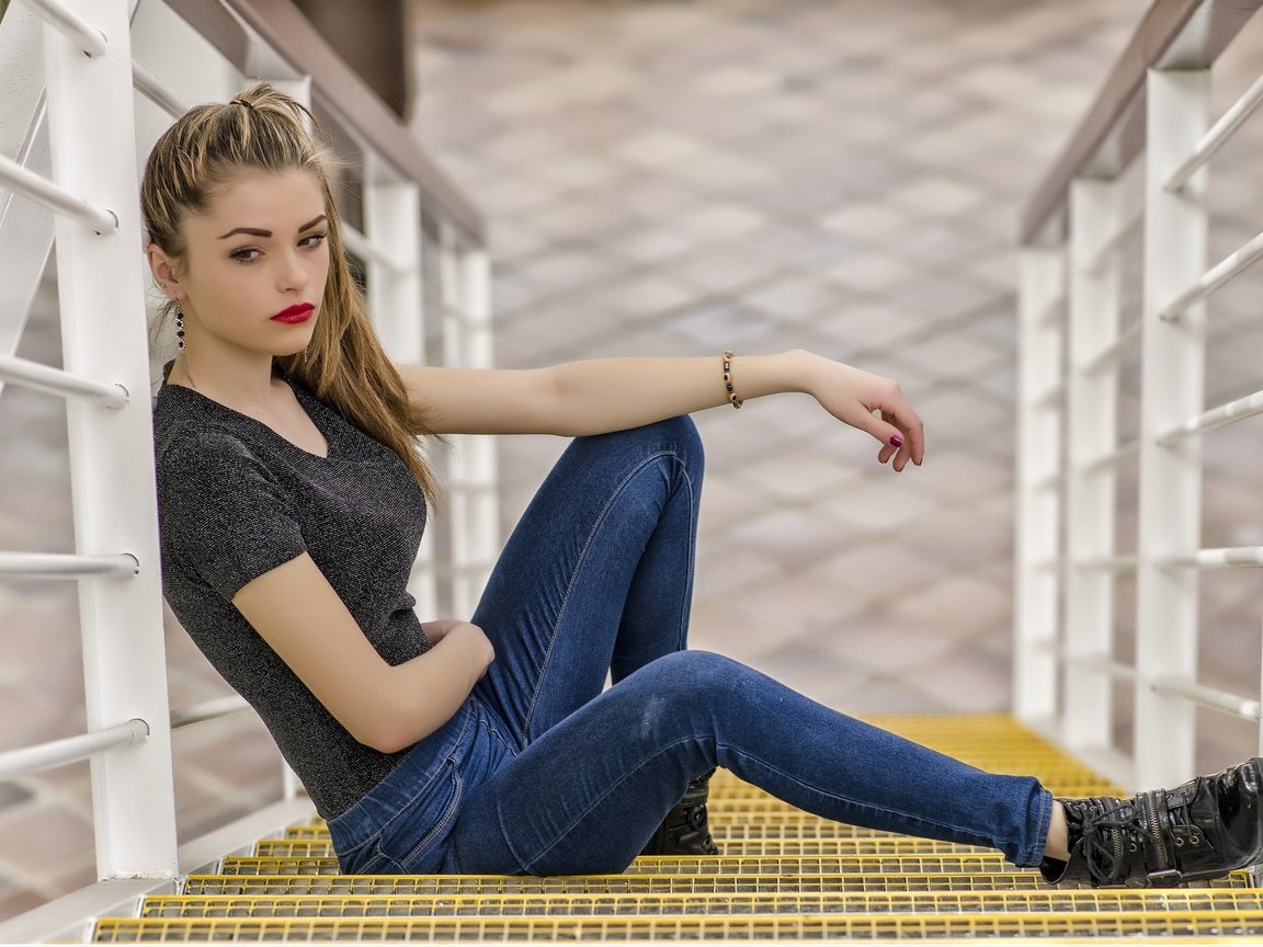 Обои лестница, девушка, модель, джинсы, макияж, футболка, aily, ladder, girl, model, jeans, makeup, t-shirt разрешение 2048x1355 Загрузить