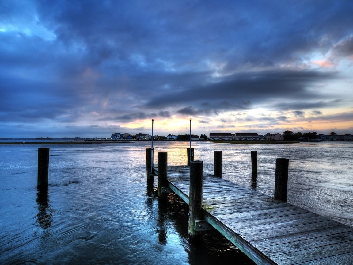 Обои небо, вечер, река, закат, тучи, пирс, причал, дома, the sky, the evening, river, sunset, clouds, pierce, pier, home разрешение 2555x1600 Загрузить