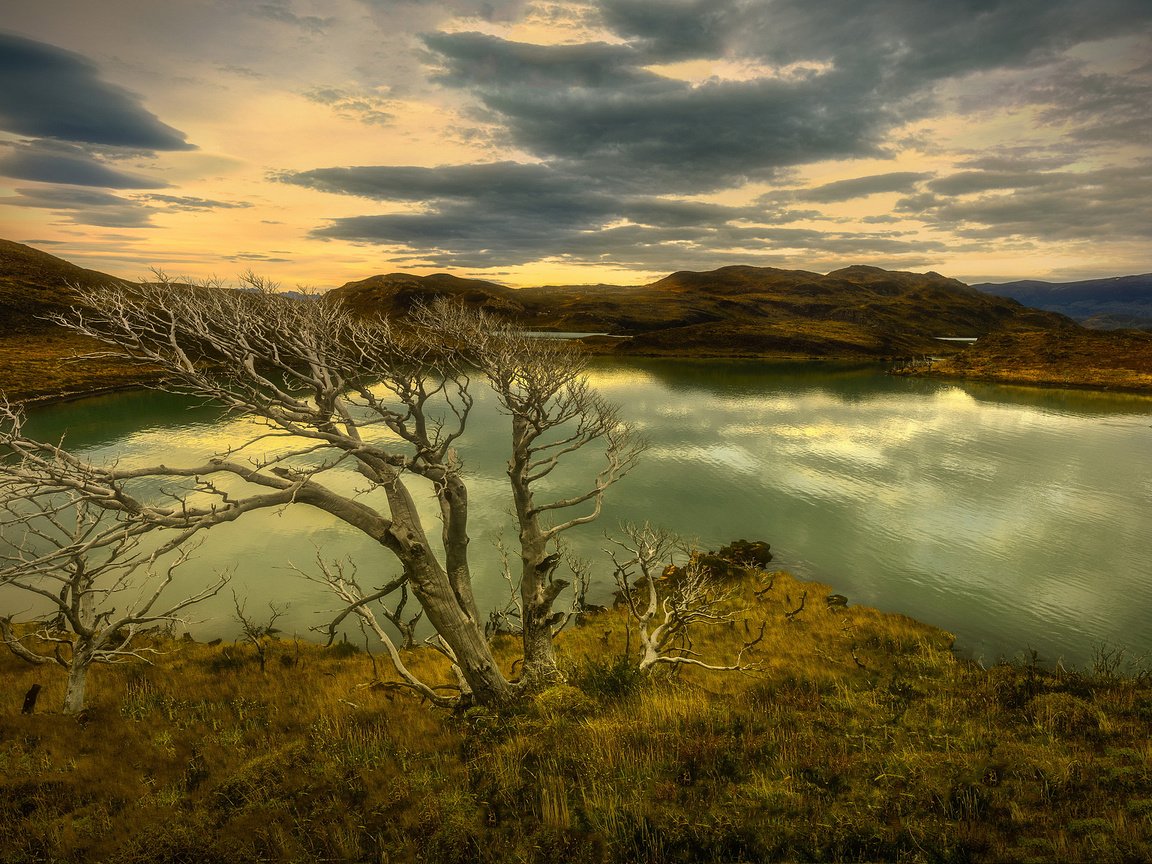 Обои облака, озеро, горы, дерево, осень, пасмурно, clouds, lake, mountains, tree, autumn, overcast разрешение 2048x1152 Загрузить