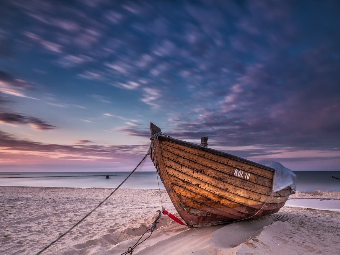 Обои небо, облака, берег, море, пляж, лодка, the sky, clouds, shore, sea, beach, boat разрешение 2048x1250 Загрузить