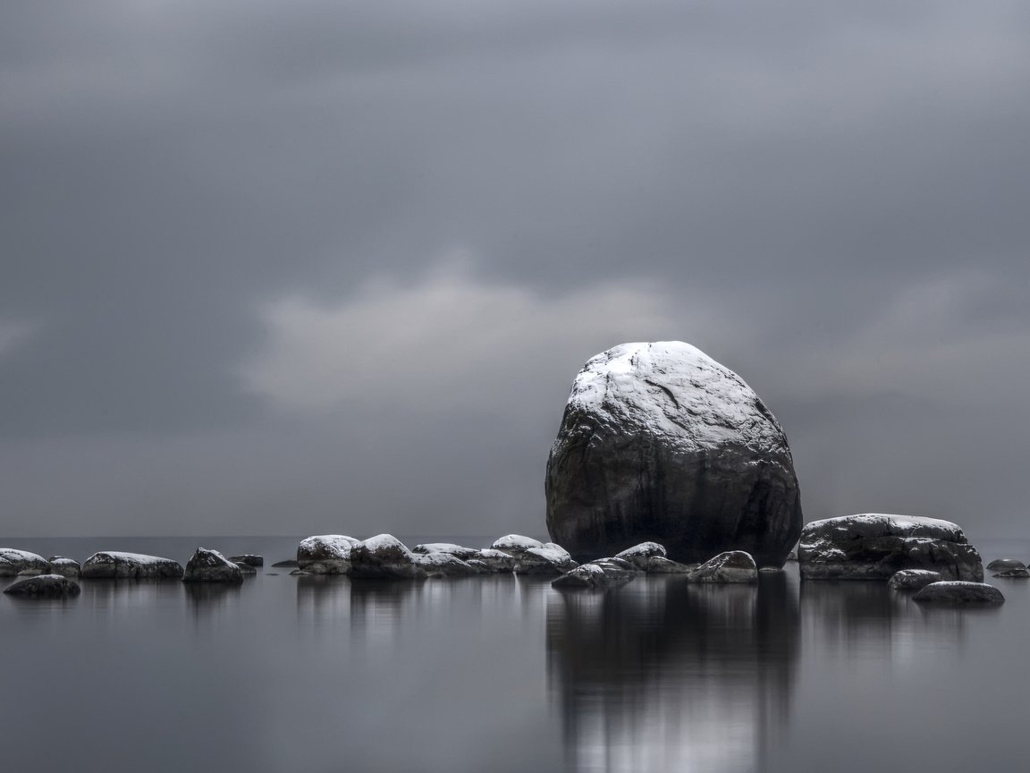 Обои камни, отражение, фон, море, чёрно-белое, stones, reflection, background, sea, black and white разрешение 2560x1600 Загрузить