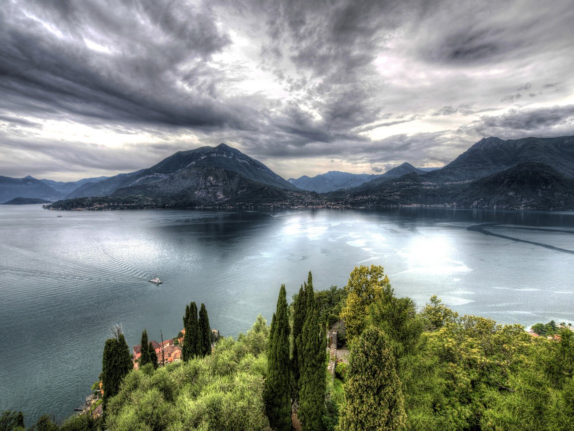 Обои небо, деревья, озеро, горы, пейзаж, корабль, италия, the sky, trees, lake, mountains, landscape, ship, italy разрешение 2560x1600 Загрузить