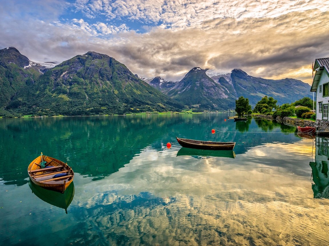 Обои озеро, горы, лодки, дом, норвегия, lake, mountains, boats, house, norway разрешение 2048x1365 Загрузить