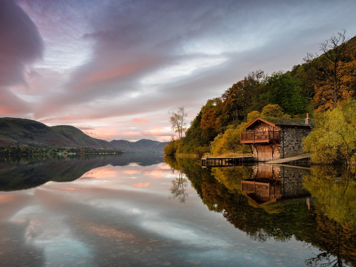 Обои вечер, озеро, горы, закат, отражение, осень, домик, the evening, lake, mountains, sunset, reflection, autumn, house разрешение 2048x1363 Загрузить