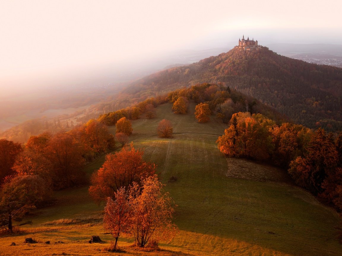 Обои свет, утро, туман, замок, осень, дымка, холм, германия, light, morning, fog, castle, autumn, haze, hill, germany разрешение 2500x1722 Загрузить