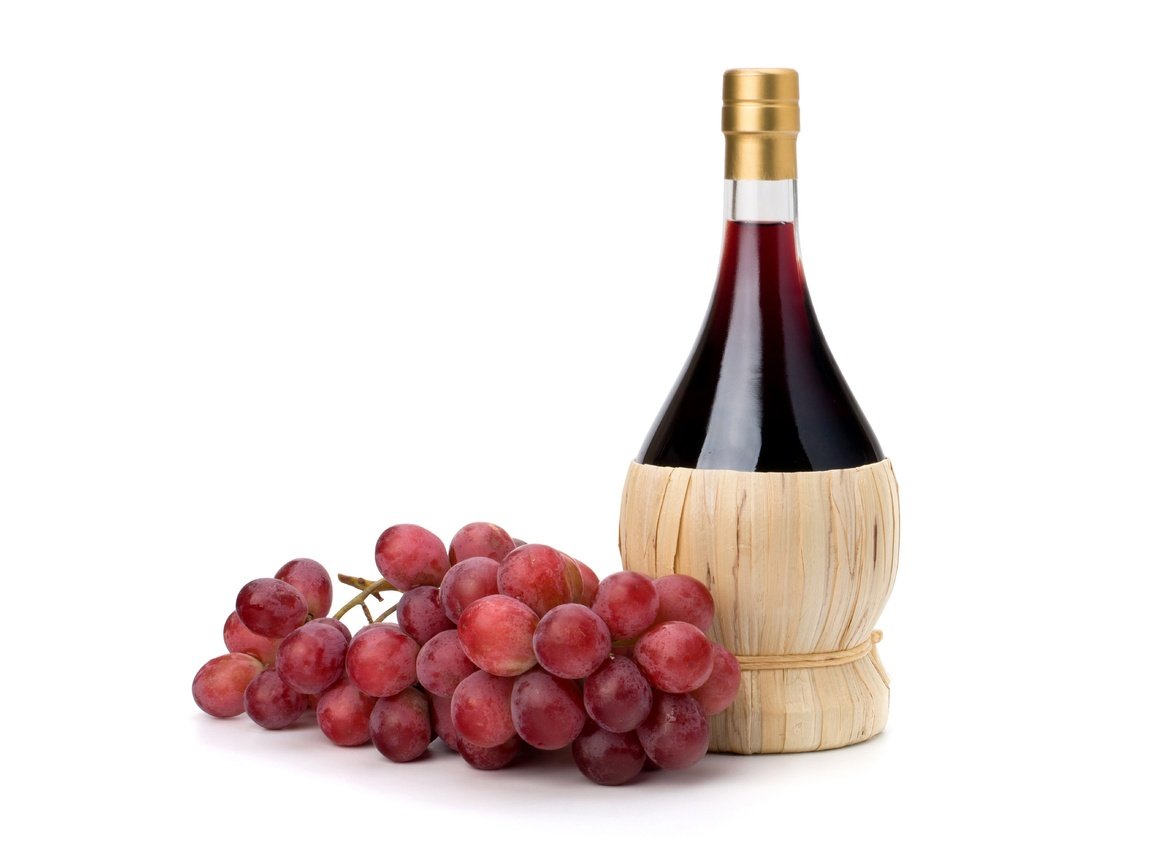Обои виноград, красный, белый фон, вино, бутылка, гроздь, grapes, red, white background, wine, bottle, bunch разрешение 6400x4000 Загрузить