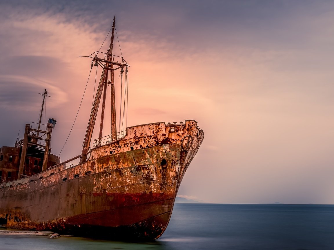 Обои небо, берег, закат, море, корабль, заброшеный, the sky, shore, sunset, sea, ship, abandoned разрешение 2560x1526 Загрузить