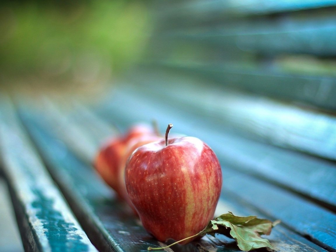 Обои макро, фрукты, яблоки, осень, лист, скамейка, яблоко, macro, fruit, apples, autumn, sheet, bench, apple разрешение 1920x1080 Загрузить
