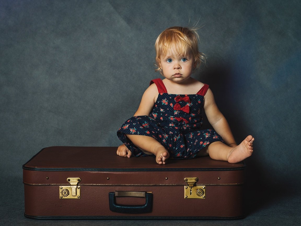 Обои дети, девочка, волосы, лицо, ребенок, чемодан, малышка, children, girl, hair, face, child, suitcase, baby разрешение 2048x1366 Загрузить