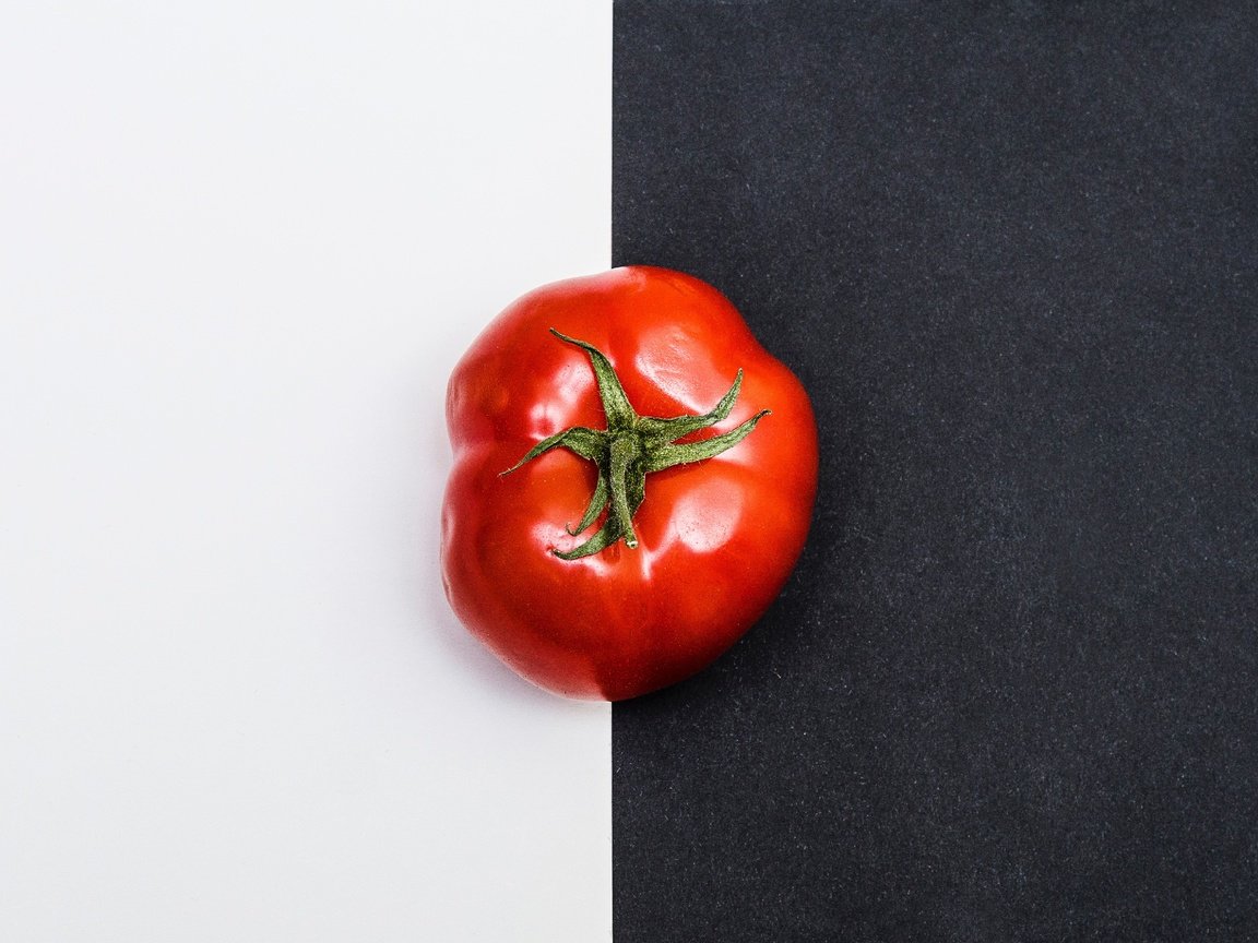Обои фон, красный, овощи, помидор, томат, черно-белый фон, background, red, vegetables, tomato, black-and-white background разрешение 2880x1920 Загрузить