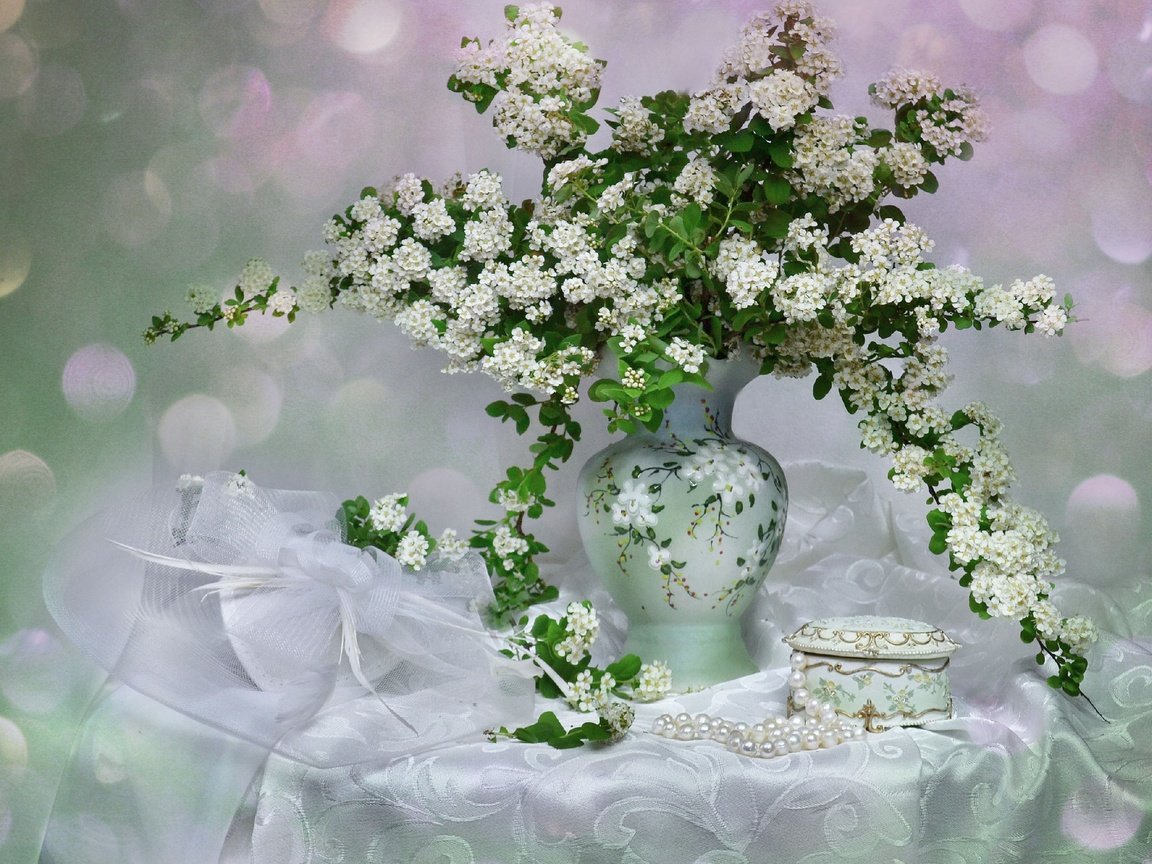 Обои цветы, шкатулка, ветки, спирея, букет, бусы, ваза, жемчуг, натюрморт, скатерть, flowers, box, branches, spiraea, bouquet, beads, vase, pearl, still life, tablecloth разрешение 2560x2140 Загрузить