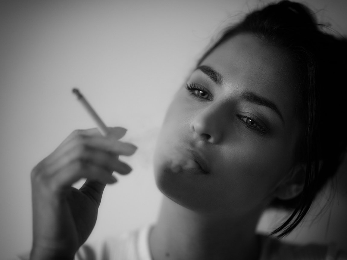 Обои девушка, портрет, брюнетка, дым, чёрно-белое, сигарета, girl, portrait, brunette, smoke, black and white, cigarette разрешение 1920x1200 Загрузить