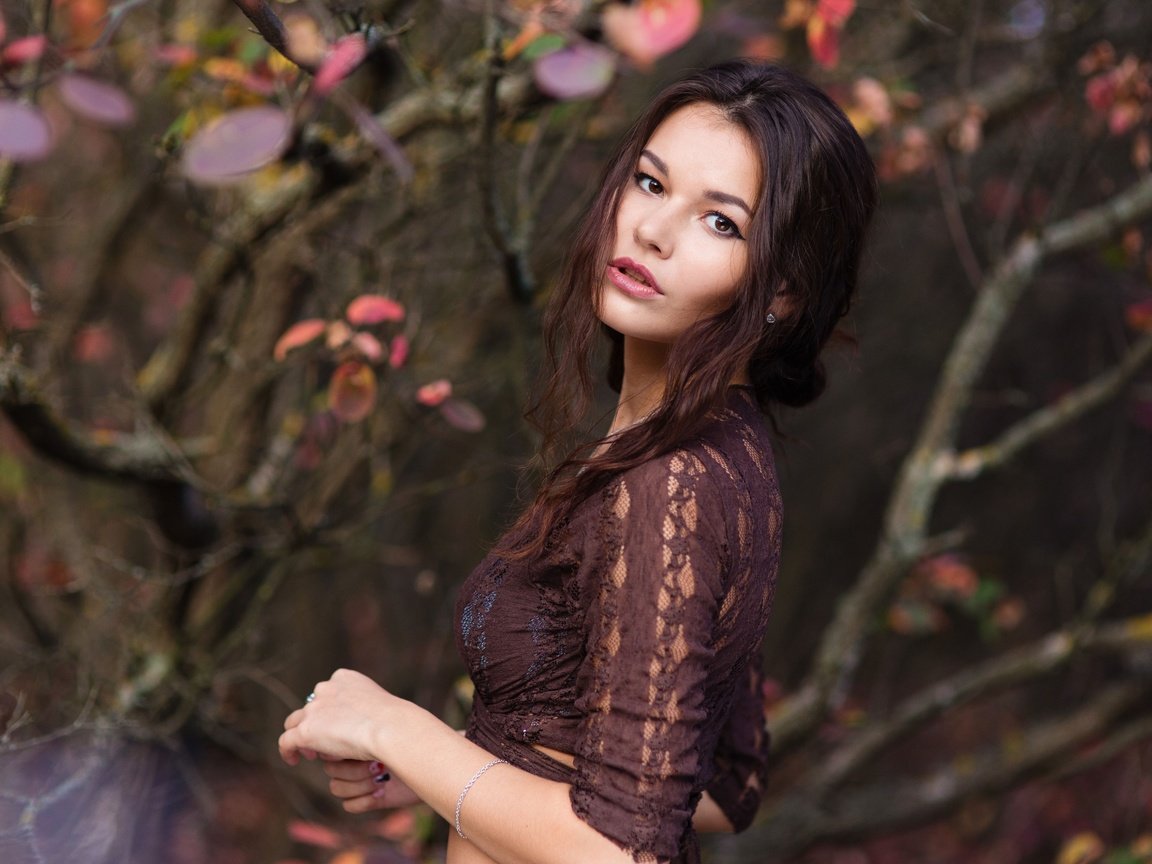 Обои природа, девушка, ветки, взгляд, осень, позирует, nature, girl, branches, look, autumn, posing разрешение 4686x3517 Загрузить