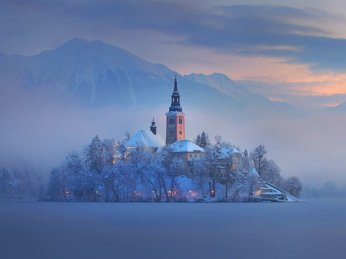 Обои озеро, горы, снег, зима, туман, словения, бледское озеро, lake, mountains, snow, winter, fog, slovenia, lake bled разрешение 1920x1080 Загрузить