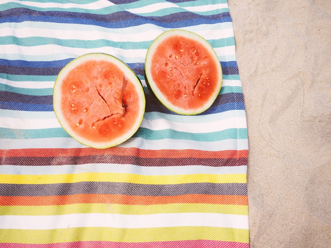 Обои песок, пляж, арбуз, полотенце, половинка, sand, beach, watermelon, towel, half разрешение 5832x3888 Загрузить